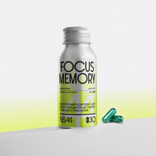 Флакон NS44 Focus Memory на 30 капсул з двома зеленими капсулами поруч